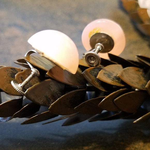 Antique Pink Mother of Pearl Screw Back Earrings - Picture 3 of 3